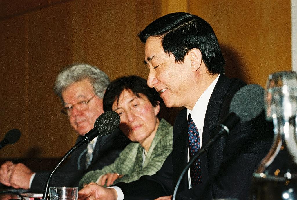 Oliviu Gherman,  Claudine Hermann and Zhang Xuezhong, 138 Kb